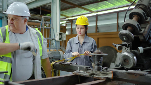製造現場でエンジニアが案件進行を調整している様子