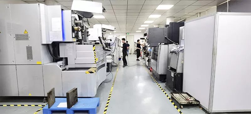 我们为机械设备、自动化系统、半导体设备、医疗装置与工业装备提供定制零件加工服务。常见零件包括法兰、壳体、支架、板类零件、轴类零件以及定制装配零件。