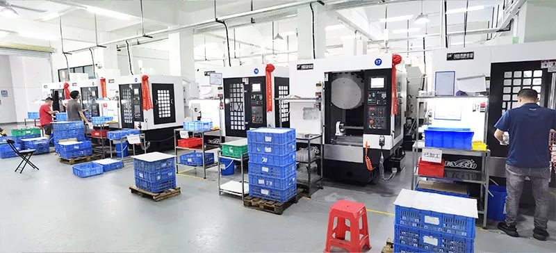 5軸CNC加工設備を示す工場内の実機画像
